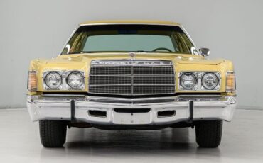 Chrysler-Newport-Berline-1977-Yellow-Gold-93614-4