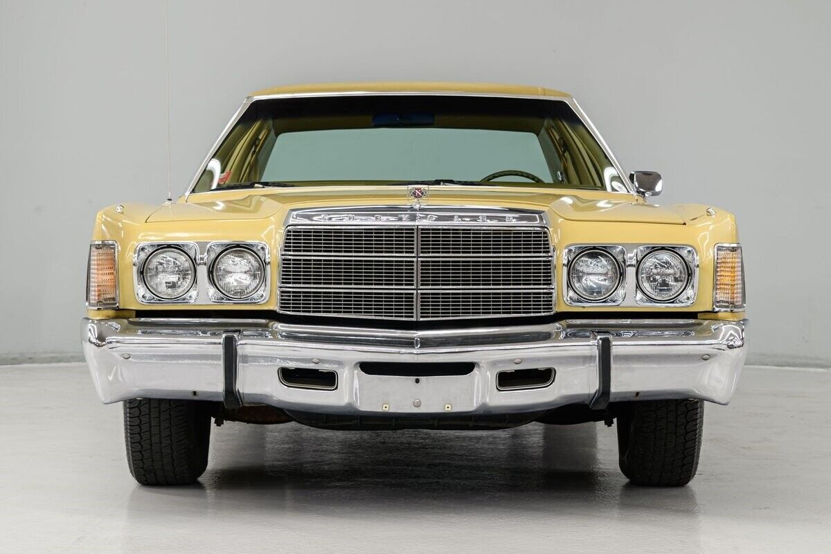 Chrysler-Newport-Berline-1977-Yellow-Gold-93614-4