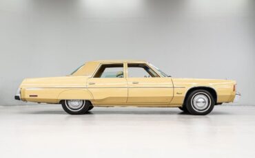 Chrysler-Newport-Berline-1977-Yellow-Gold-93614-7