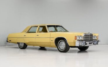 Chrysler-Newport-Berline-1977-Yellow-Gold-93614-8