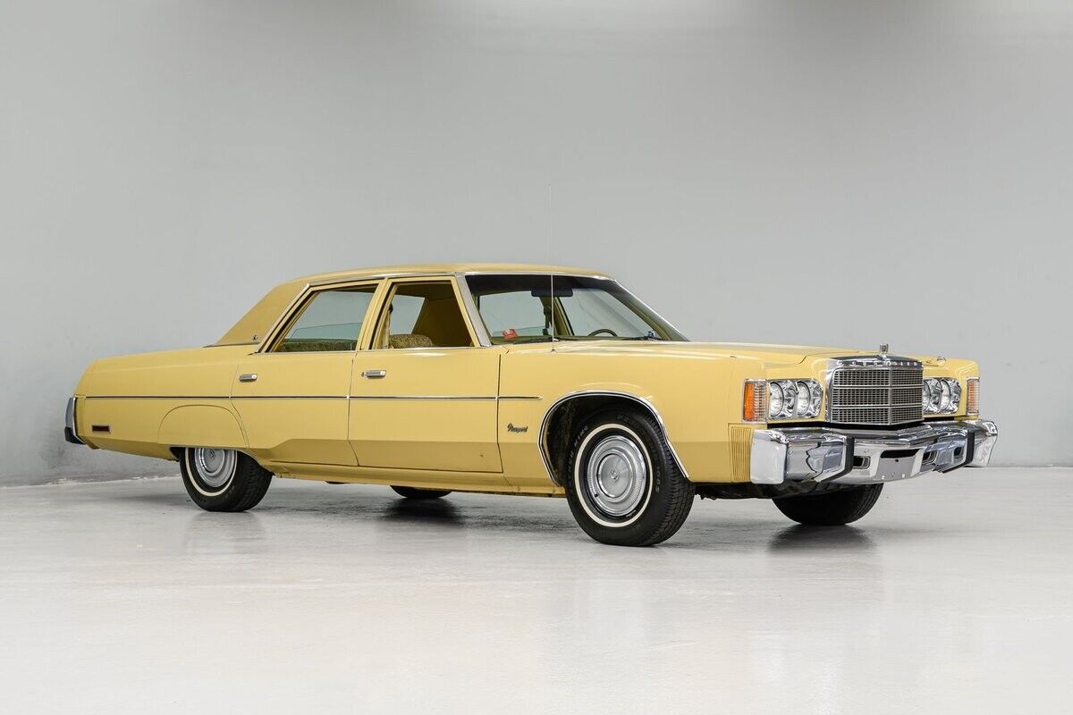 Chrysler-Newport-Berline-1977-Yellow-Gold-93614-8