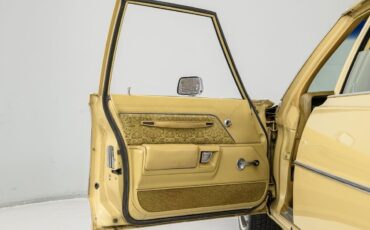 Chrysler-Newport-Berline-1977-Yellow-Gold-93614-9