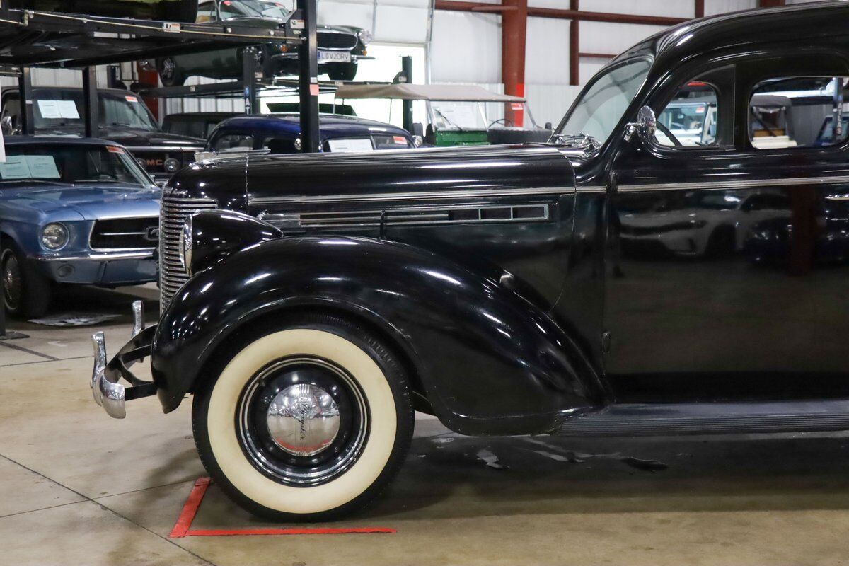 Chrysler-Royal-Berline-1938-Black-Tan-107060-1