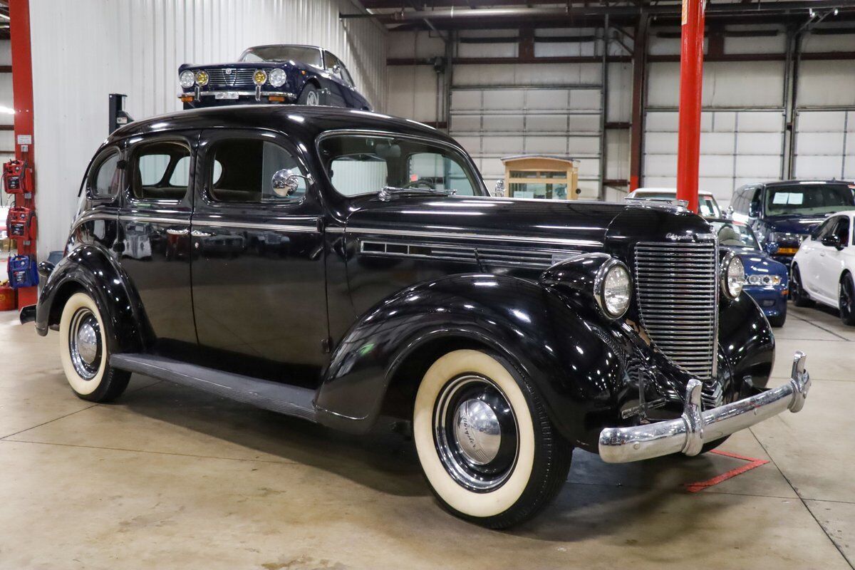 Chrysler-Royal-Berline-1938-Black-Tan-107060-10