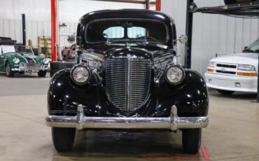 Chrysler-Royal-Berline-1938-Black-Tan-107060-11