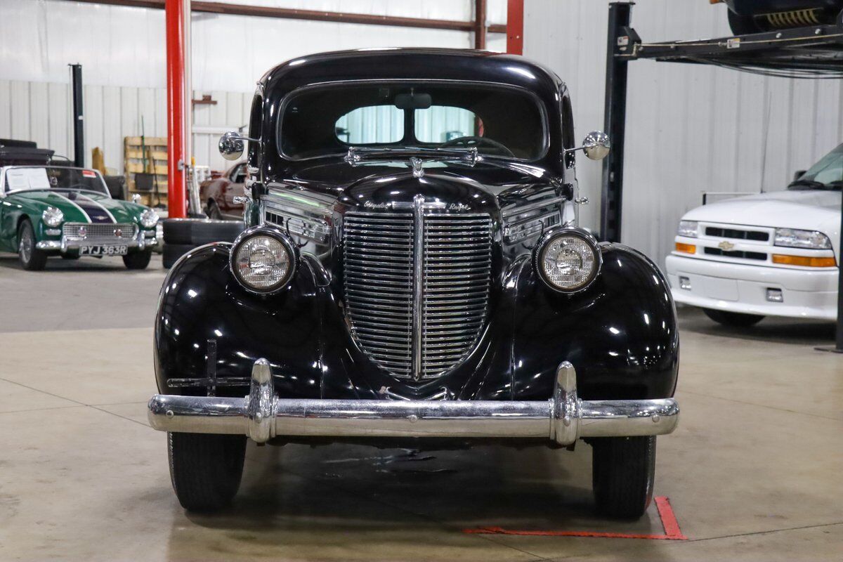 Chrysler-Royal-Berline-1938-Black-Tan-107060-11