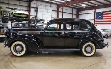 Chrysler-Royal-Berline-1938-Black-Tan-107060-2