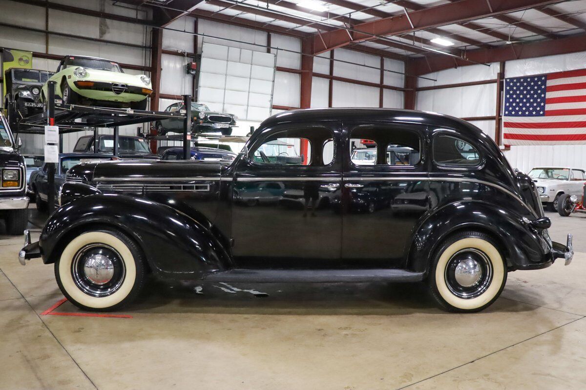 Chrysler-Royal-Berline-1938-Black-Tan-107060-2