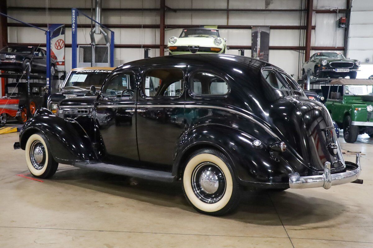 Chrysler-Royal-Berline-1938-Black-Tan-107060-4