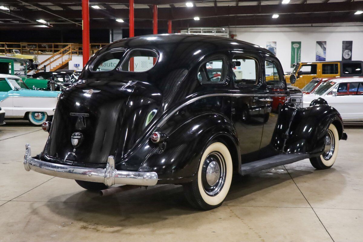 Chrysler-Royal-Berline-1938-Black-Tan-107060-6