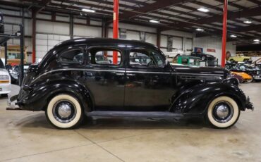 Chrysler-Royal-Berline-1938-Black-Tan-107060-8