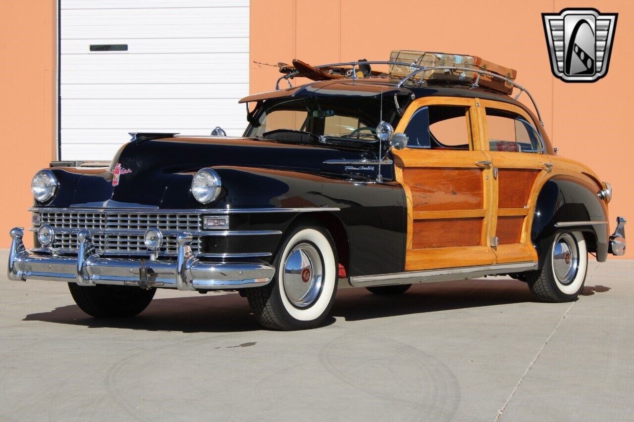 Chrysler-Town-and-Country-Berline-1946-Black-Gray-30878-2