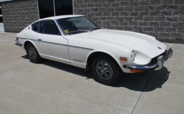 Datsun-Z-Series-1973-White-Burgandy-68527-1