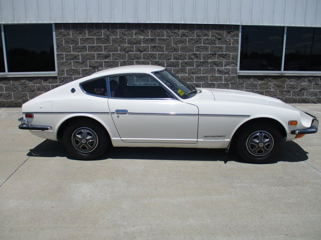 Datsun-Z-Series-1973-White-Burgandy-68527-10