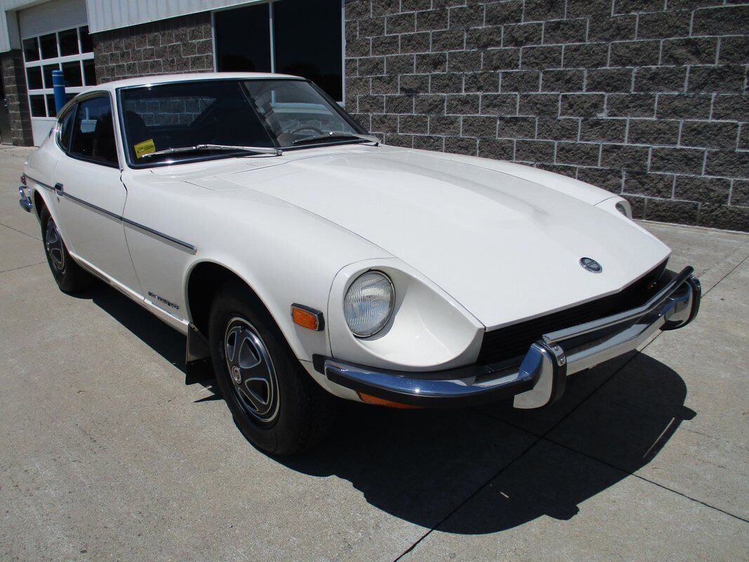 Datsun-Z-Series-1973-White-Burgandy-68527-3