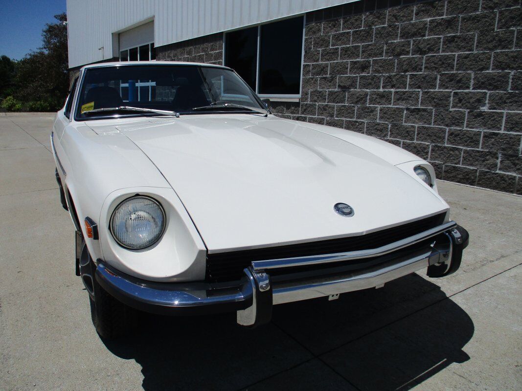 Datsun-Z-Series-1973-White-Burgandy-68527-4