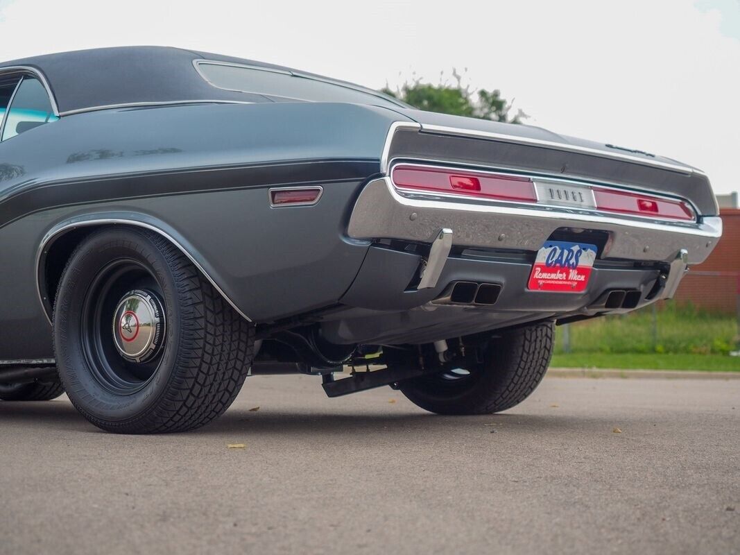 Dodge-Challenger-1970-Silver-Black-131007-4