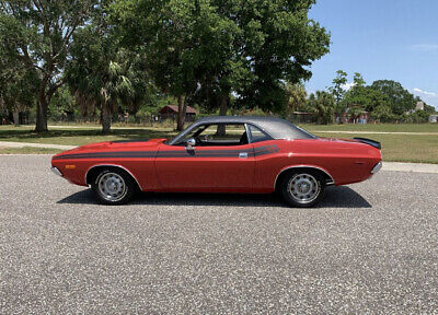 Dodge-Challenger-1972-Red-Black-3697-1