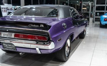 Dodge-Challenger-Coupe-1970-Plum-Crazy-Black-69337-39