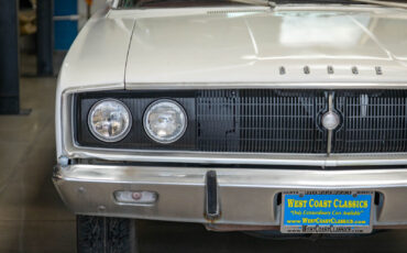 Dodge-Coronet-440-1967-White-Red-75774-13