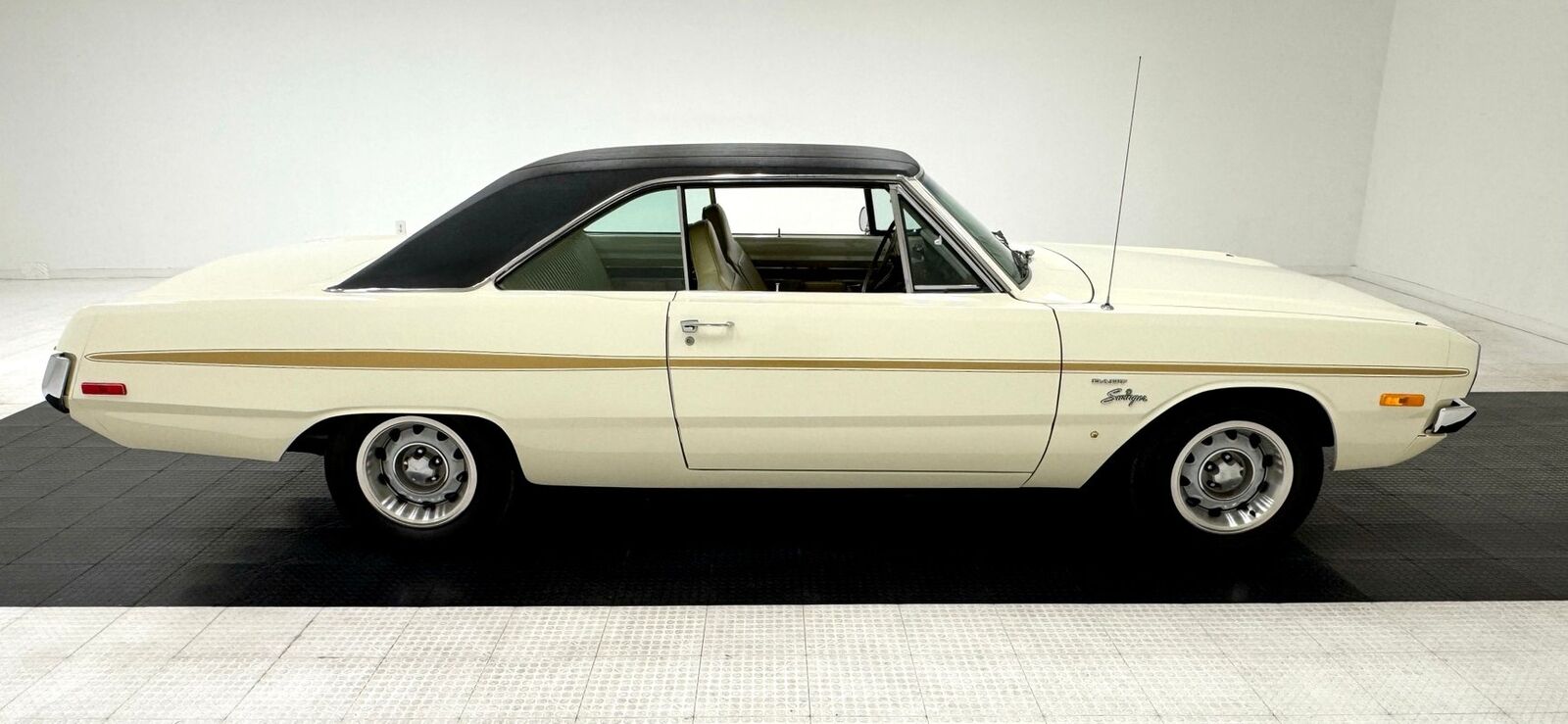 Dodge-Dart-1972-White-Beige-76639-5