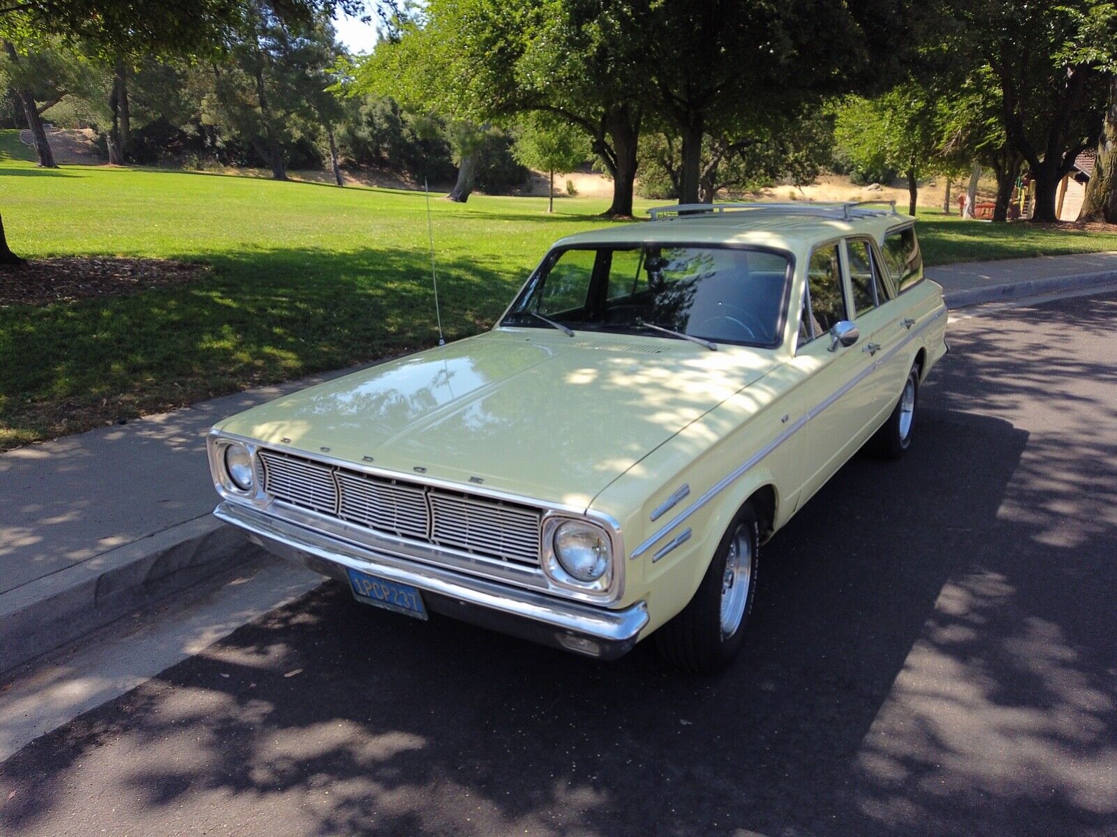 Dodge-Dart-Break-1966-Yellow-Black-115717-1