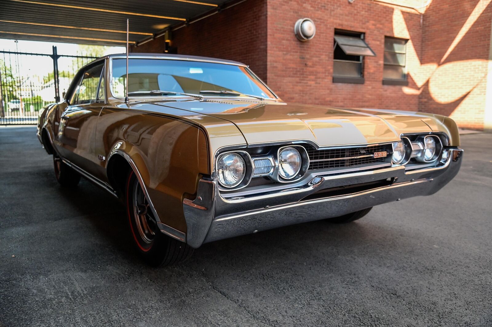 E-Z-GO-Oldsmobile-1967-Gold-Black-8998-2