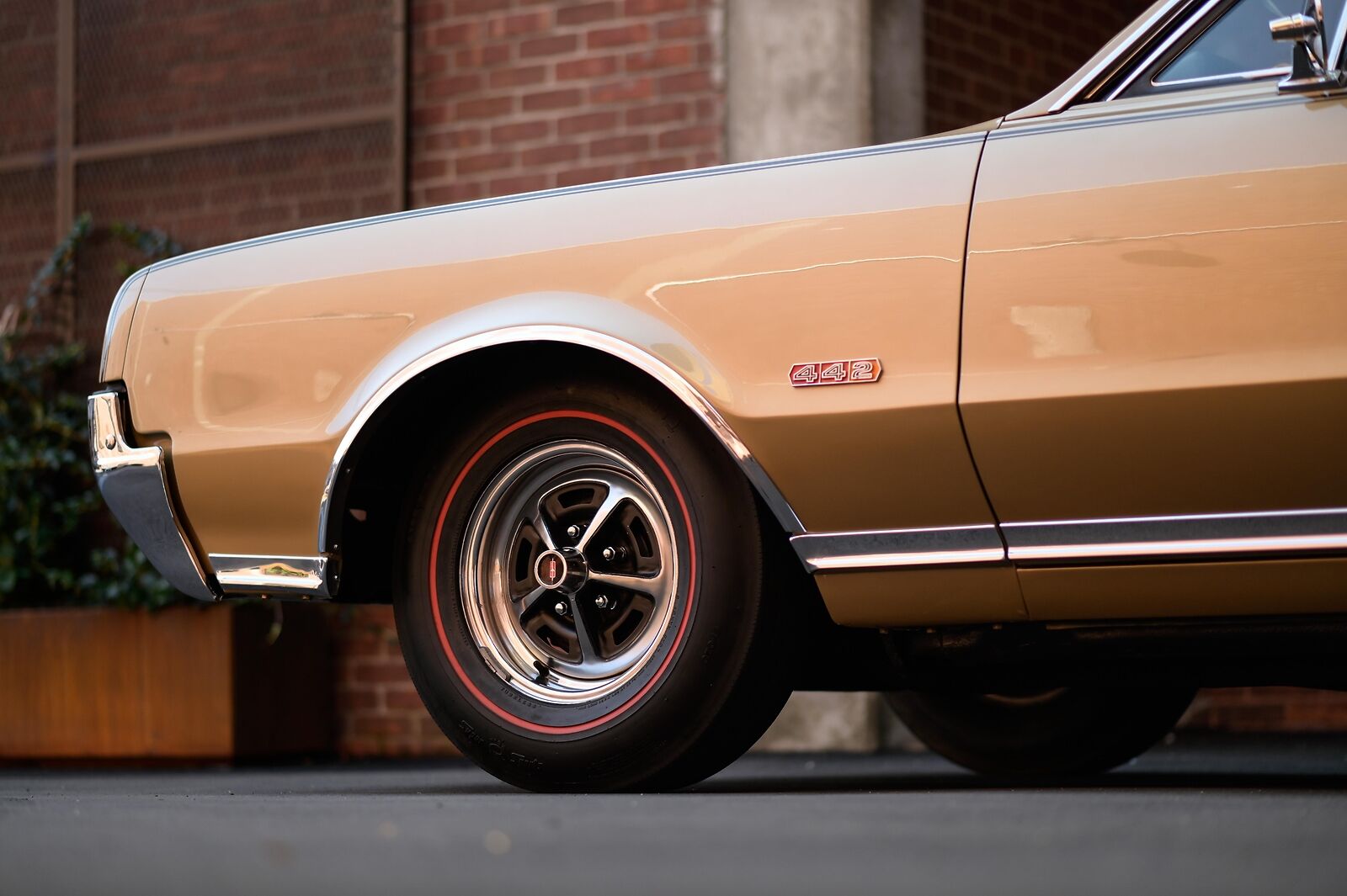 E-Z-GO-Oldsmobile-1967-Gold-Black-8998-32