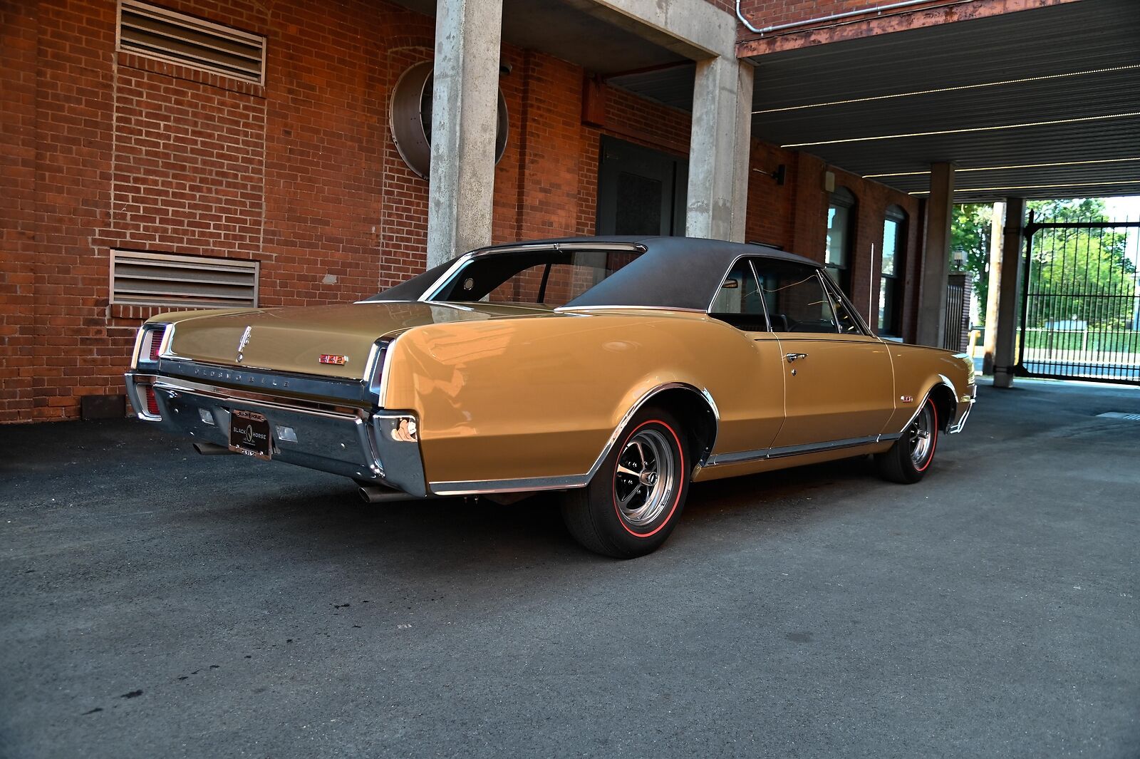 E-Z-GO-Oldsmobile-1967-Gold-Black-8998-4