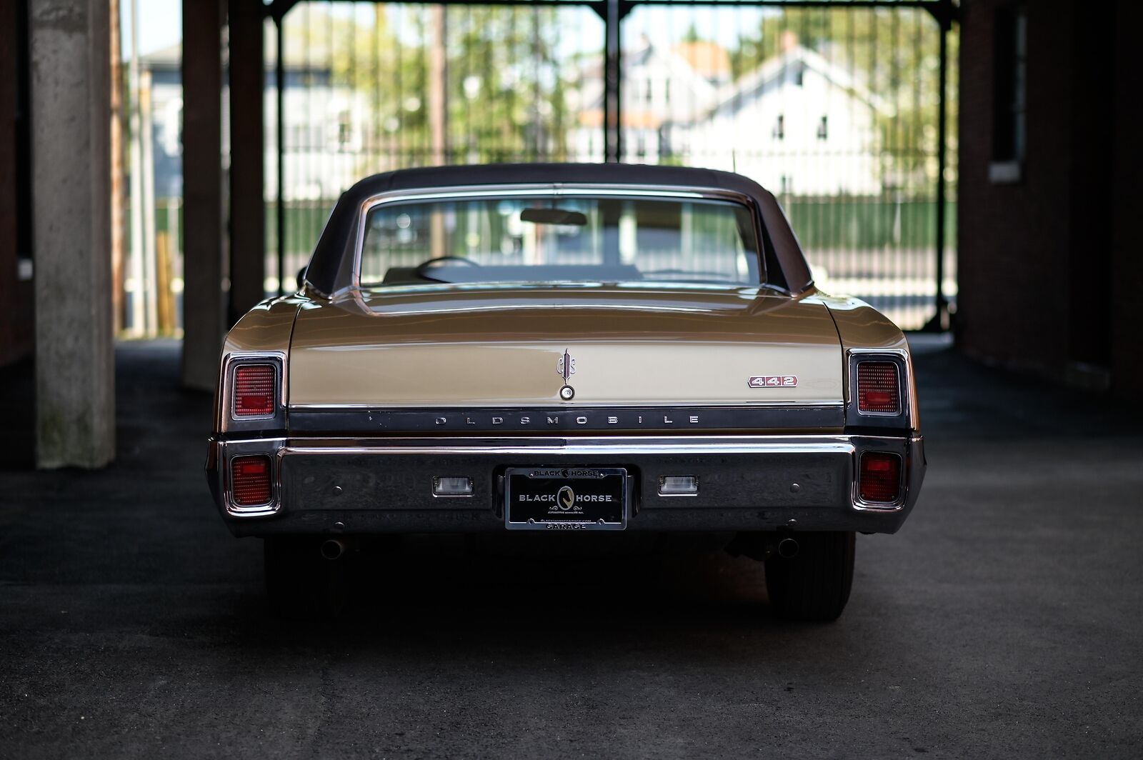 E-Z-GO-Oldsmobile-1967-Gold-Black-8998-5