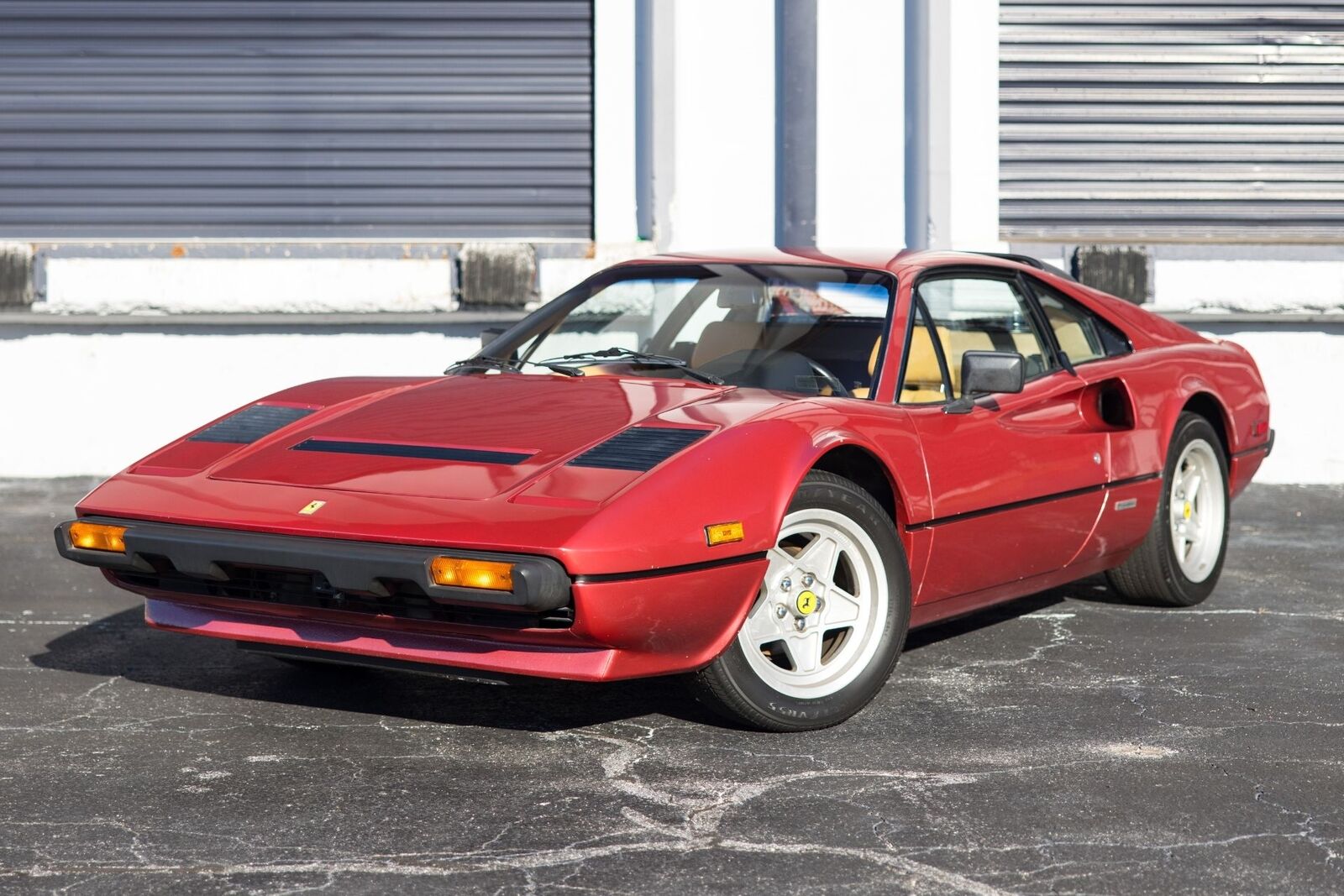 Ferrari-308-1983-Red-Tan-25613-2