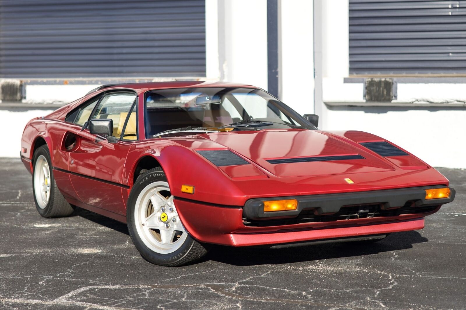 Ferrari-308-1983-Red-Tan-25613-6