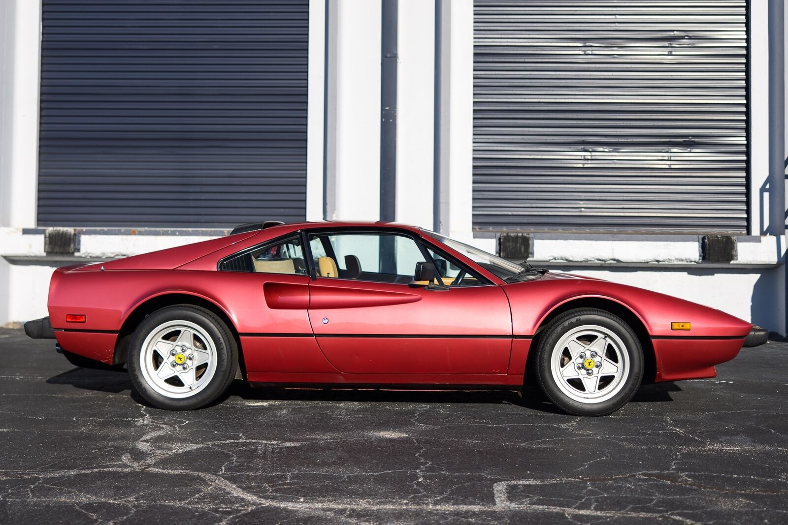 Ferrari-308-1983-Red-Tan-25613-8