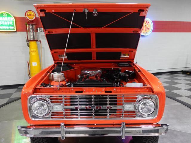 Ford-Bronco-1967-Orange-Black-187-8