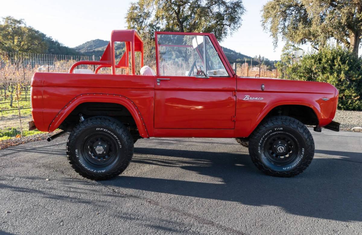 Ford-Bronco-1967-red-115872-2