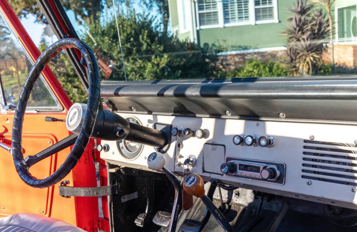 Ford-Bronco-1967-red-115872-5