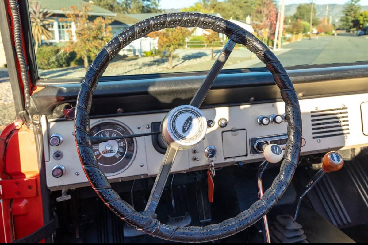 Ford-Bronco-1967-red-115872-9