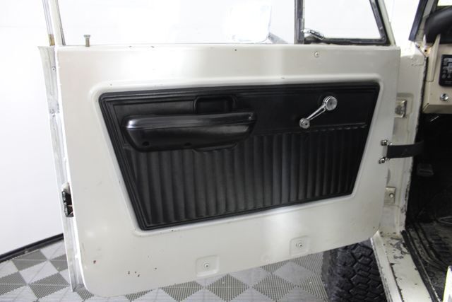 Ford-Bronco-1970-White-805-15