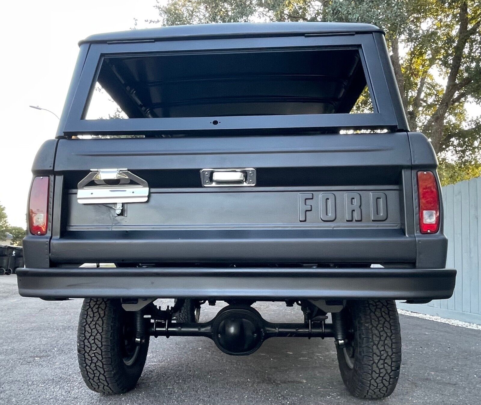 Ford-Bronco-1974-Black-NA-0-6