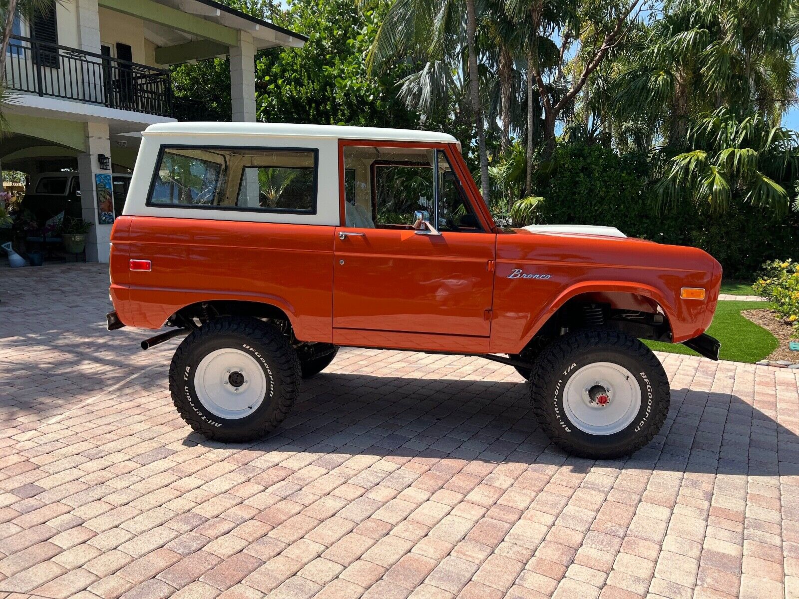 Ford-Bronco-1976-Orange-White-837-10