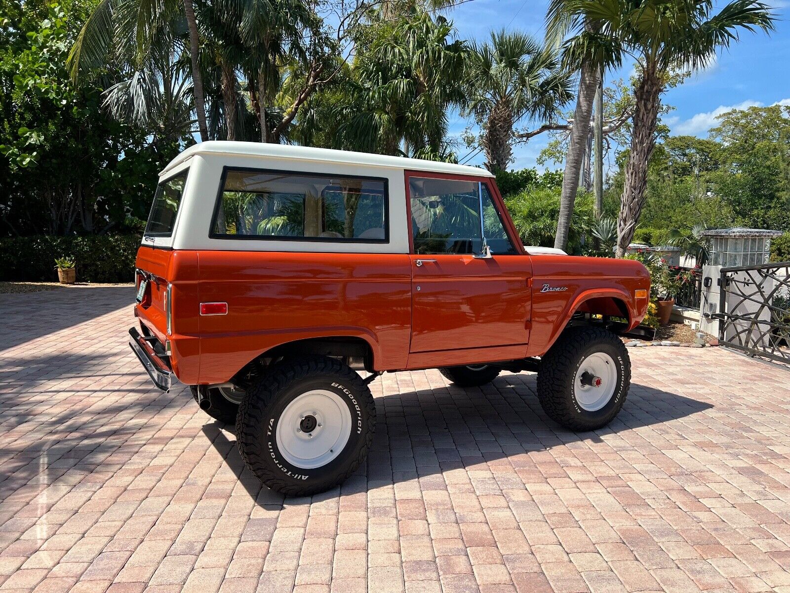 Ford-Bronco-1976-Orange-White-837-11