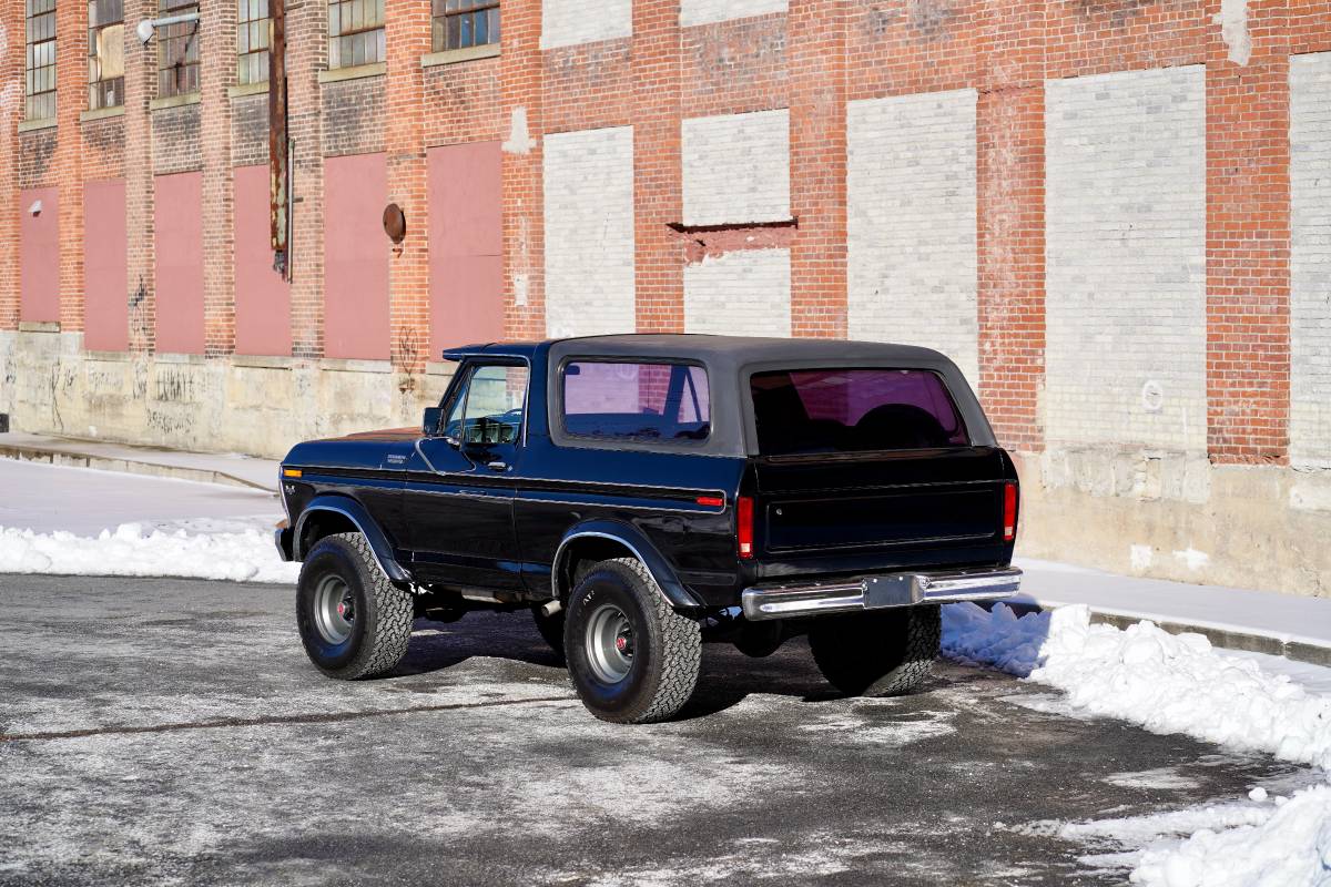 Ford-Bronco-1979-black-144841-10