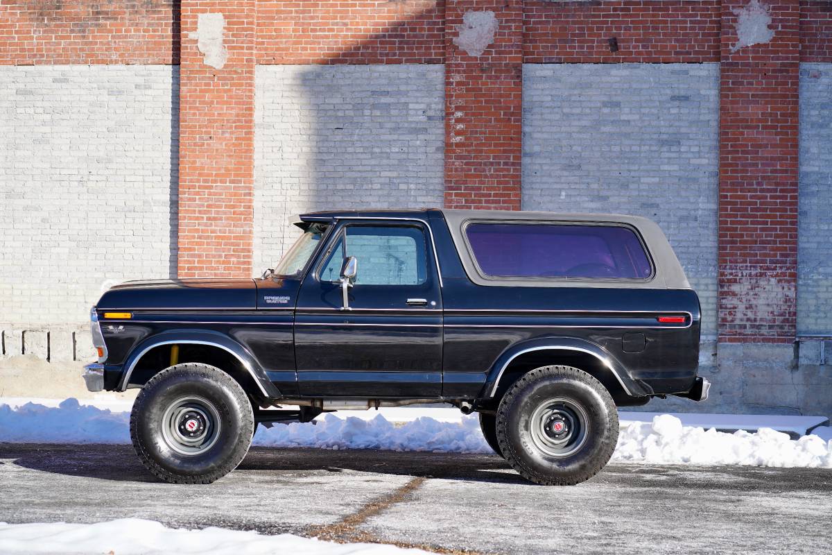 Ford-Bronco-1979-black-144841-2