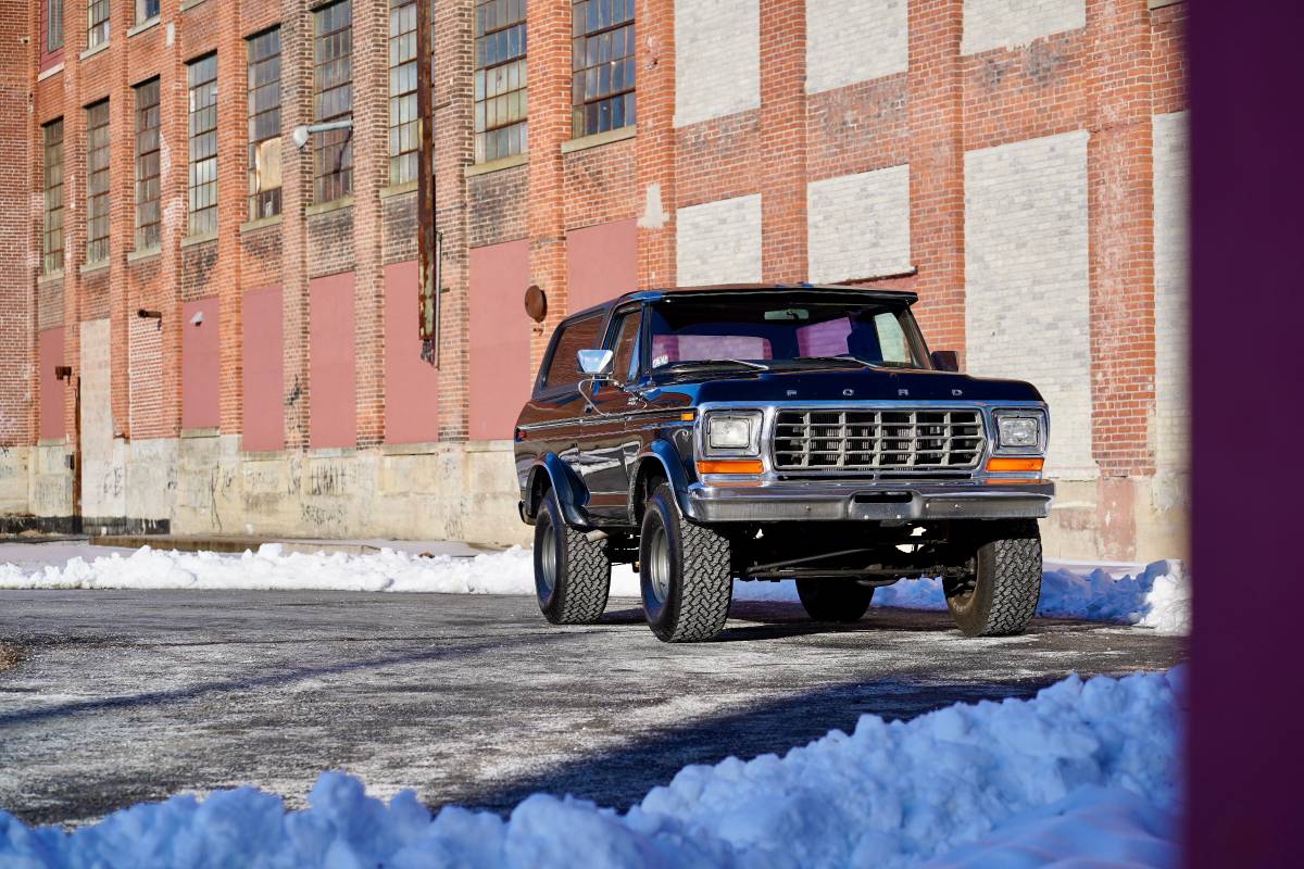 Ford-Bronco-1979-black-144841-3