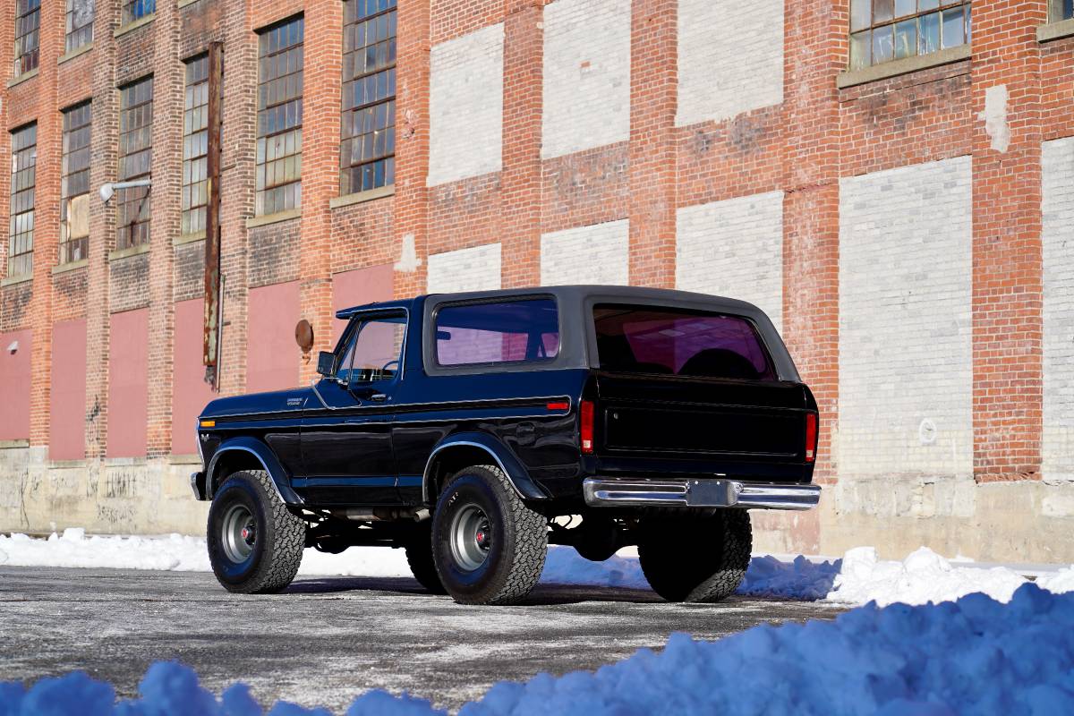 Ford-Bronco-1979-black-144841-8