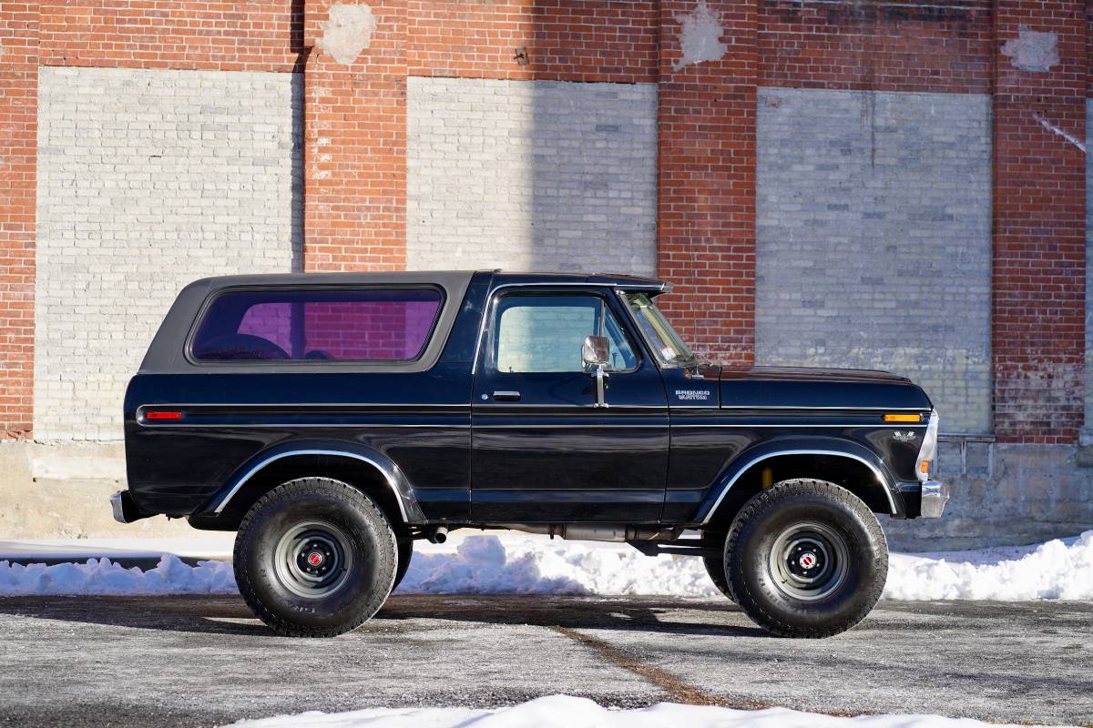 Ford-Bronco-1979-black-144841-9