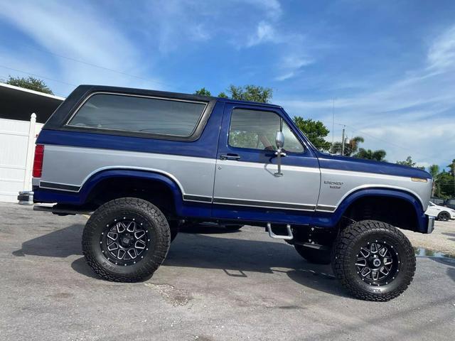 Ford-Bronco-1983-Silver-Red-21296-1