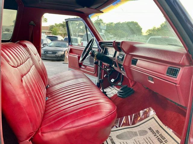 Ford-Bronco-1983-Silver-Red-21296-11