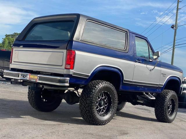 Ford-Bronco-1983-Silver-Red-21296-2