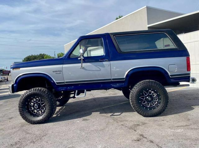 Ford-Bronco-1983-Silver-Red-21296-5